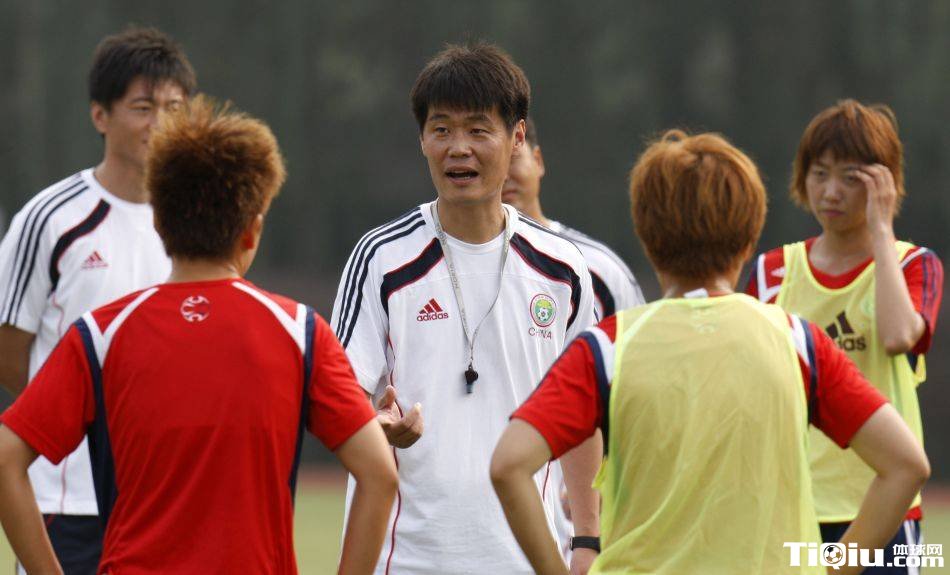 曝前两任女足主帅被带走