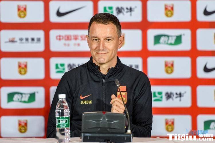 扬科维奇重点遴选国足中场