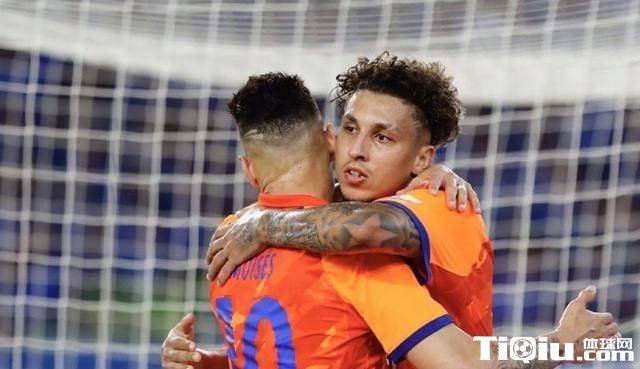 山东泰山庆祝球队两大喜事