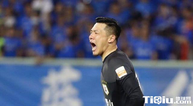 山东泰山庆祝球队两大喜事