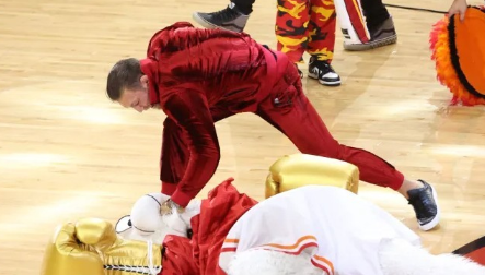 热火吉祥物被康纳殴打 球场秩序岌岌可危_体球网