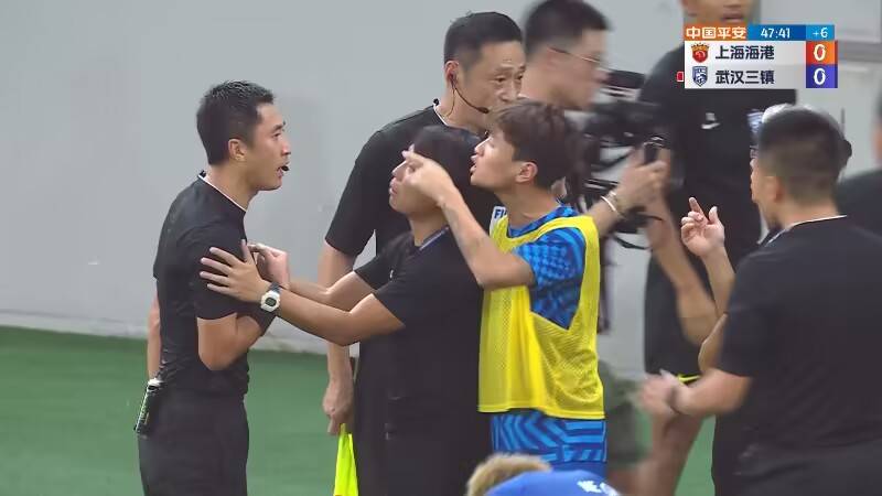 三镇韦世豪指鼻怒骂马宁 被红牌罚出场后鼓掌