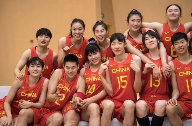 中国女篮进行队内战术配合的练习 团队运动最重要的是合作