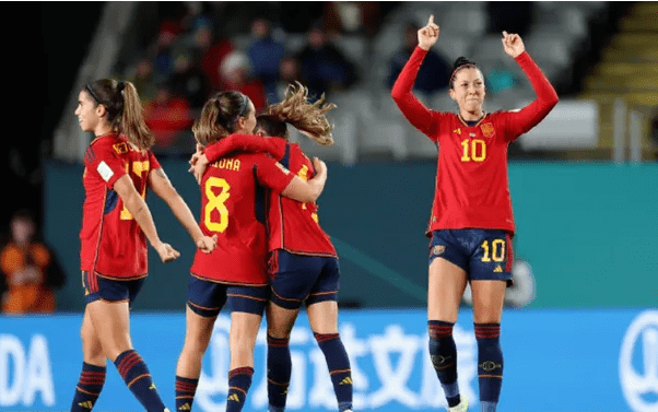 �ձ�Ů��VS������Ů�� �ܹ�ɴϣPK������˹