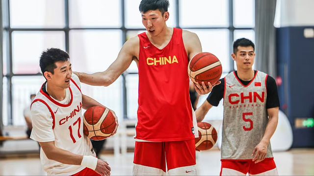 男篮12人名单确定 胡明轩挤掉一人乔帅下决心