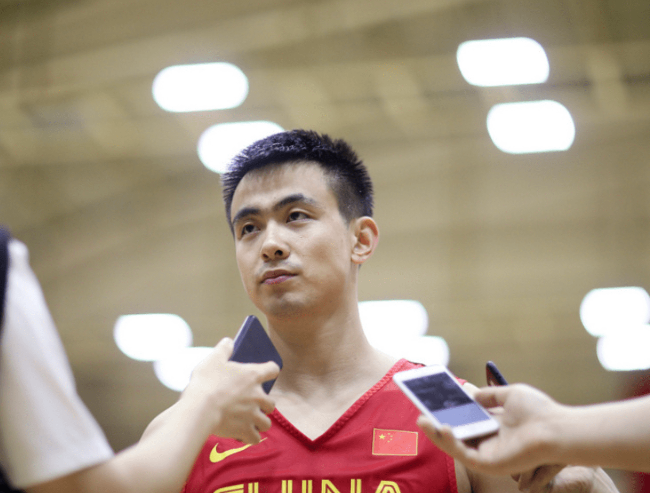 赵继伟担任中国男篮队长惹争议 网友感叹后继无人了