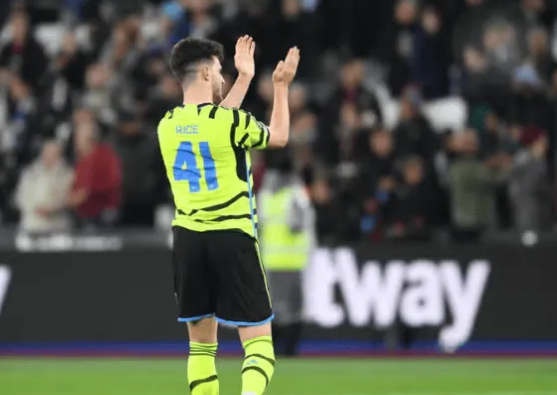 ��˹�ڰ�ɭ�ɱ��ֳ�ɫ