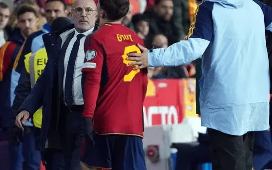 加维在西班牙队重伤 巴萨愤怒西班牙主教练用人
