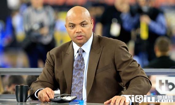 巴克利亲承勇士夺冠下跪认错