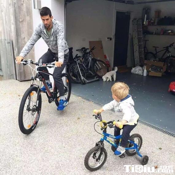 小德闲暇之余教儿子骑自行车 父子两骑车画面温馨幸福