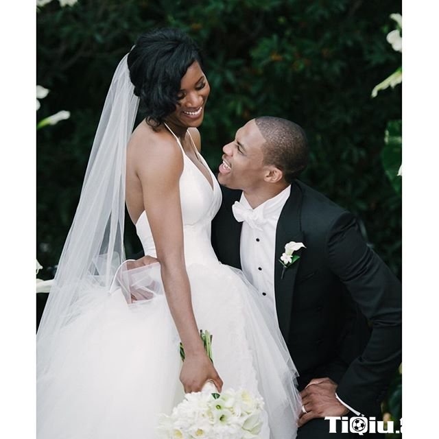 威少与爱妻共切纪念日蛋糕 网上晾晒庆祝结婚一周年