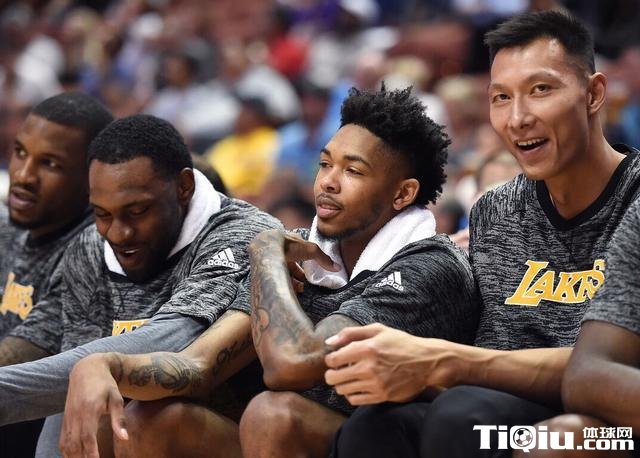 2016湖人季前赛易建联 湖人易建联随队逛夜店