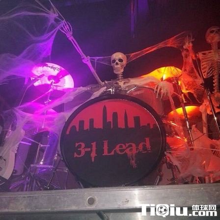 勇士3比1骑士都能输 詹姆斯万圣节挂牌嘲讽勇士