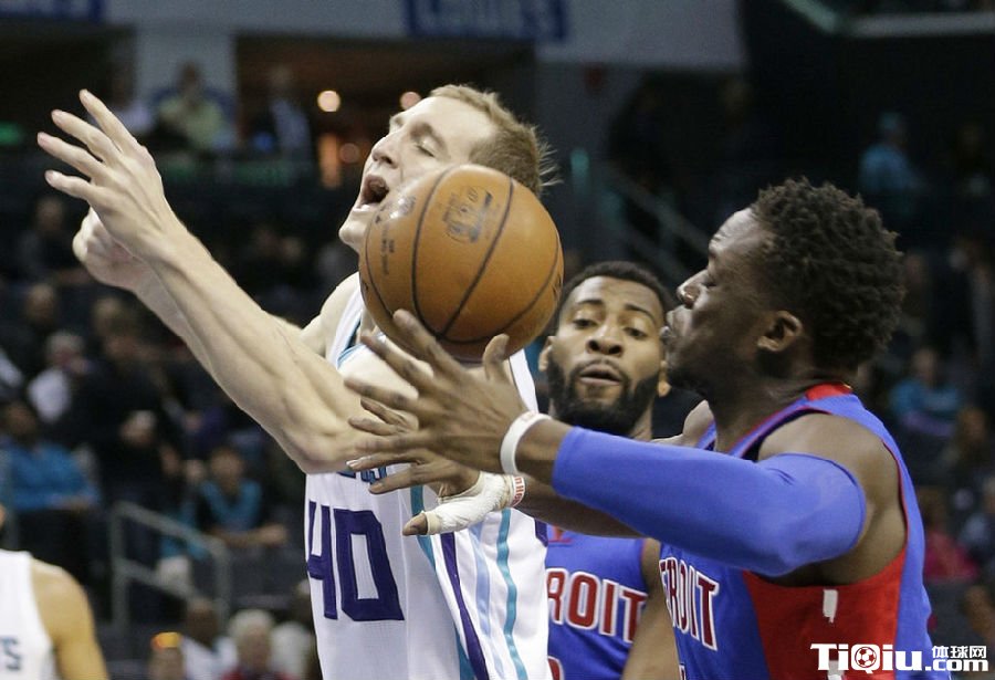 NBA常规赛黄蜂vs活塞 黄蜂沃克覆灭德雷蒙德双20