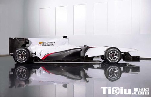 新款F1赛车外形其丑无比 巨大背鳍像旅行车