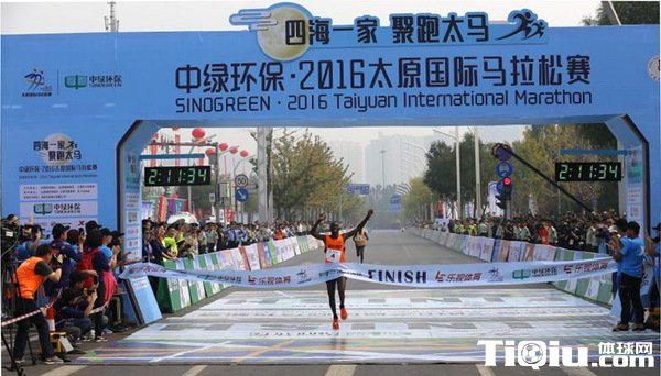 太原国际马拉松赛 万人跑友齐聚太原国际马拉松赛