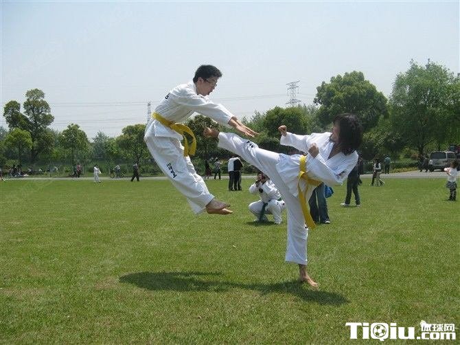 女孩子学什么防身术好 适合女生减肥防身防狼技术