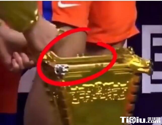 足协杯冠军奖杯被掰断一个角