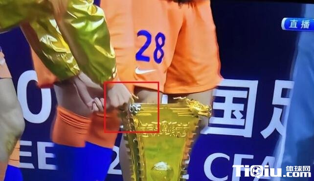足协杯冠军奖杯被掰断一个角