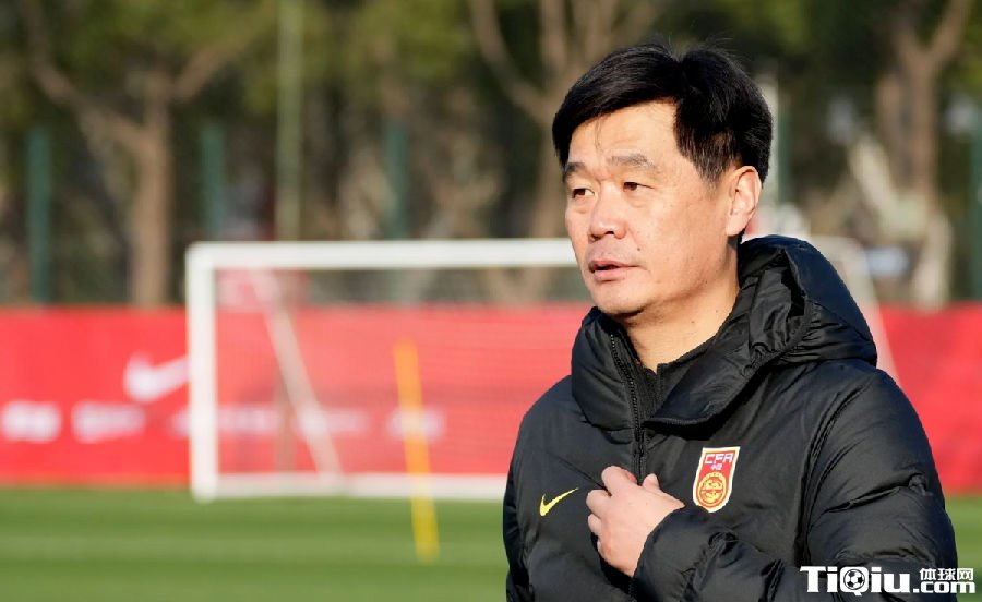 李霄鹏继续执教国足