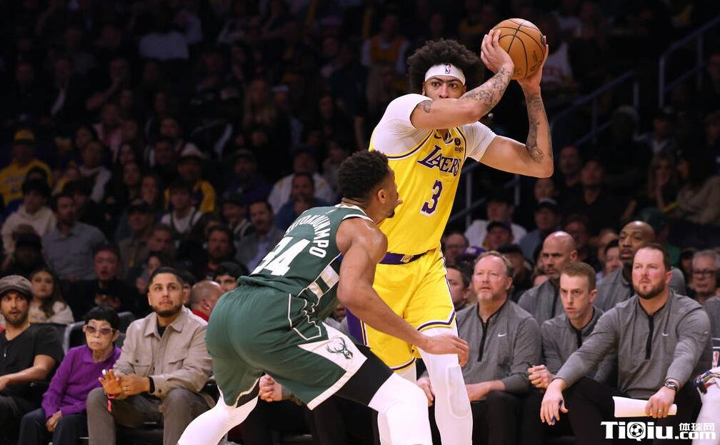 字母哥踏碎禁区赢得九连胜