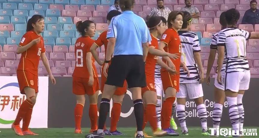 中国女足5分钟连追2球