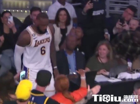 詹姆斯飞奔防守