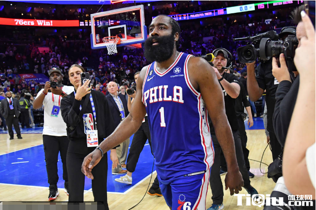 哈登越来越接近回归76人