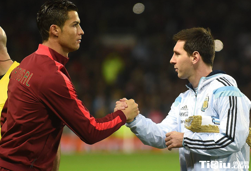 70万人参与投票梅西暂时领先C罗