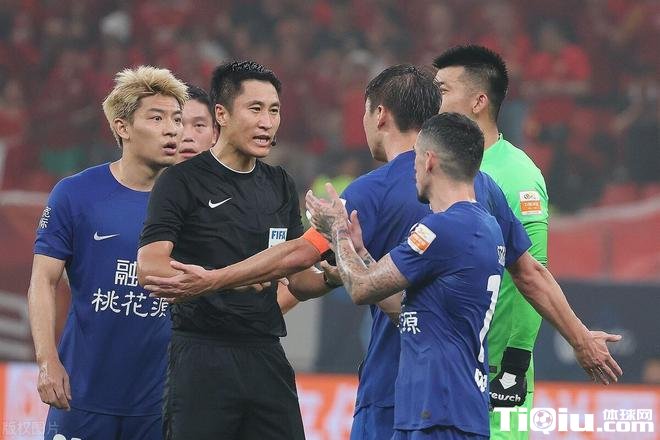 媒体人李璇评论马宁裁判