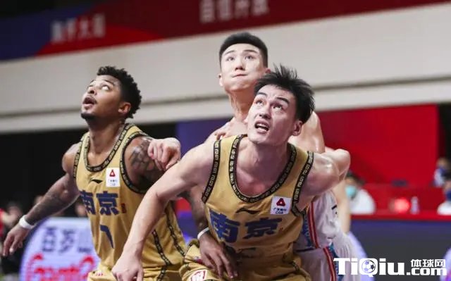 同曦与刘东完成两年保护合同续约