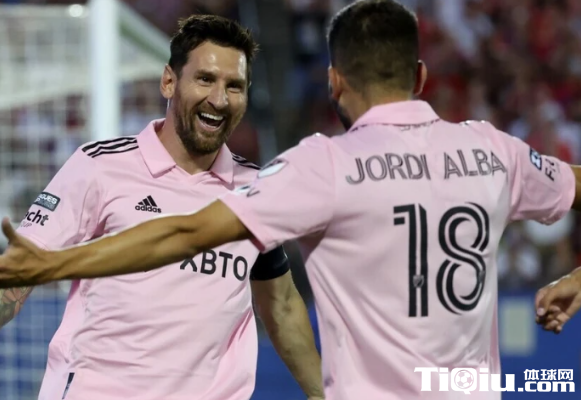 梅西又攻入一记令人惊叹任意球