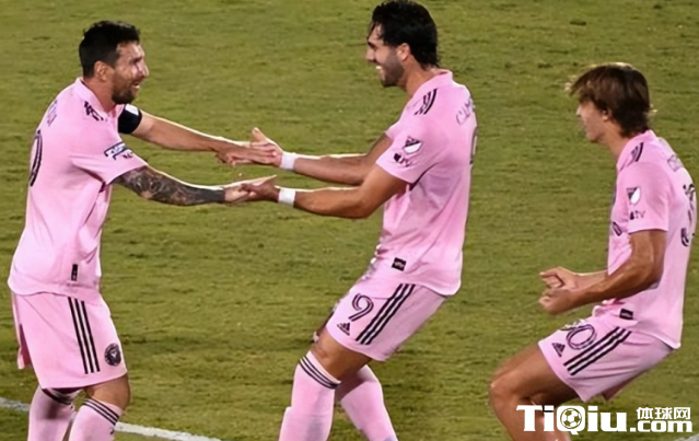 梅西又攻入一记令人惊叹任意球