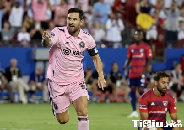 梅西又攻入一记令人惊叹任意球