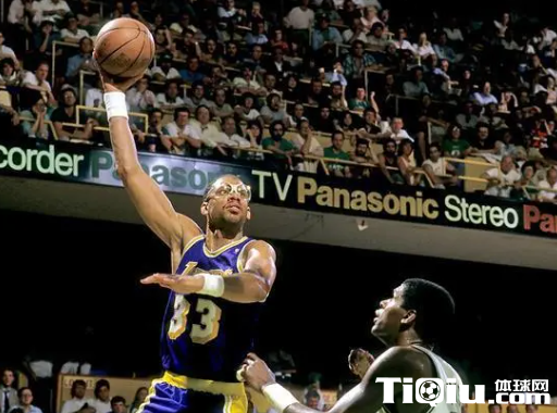 贾巴尔巅峰在湖人还是雄鹿