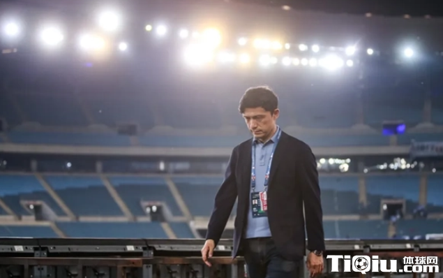 大连人主帅谢晖赛时暴怒
