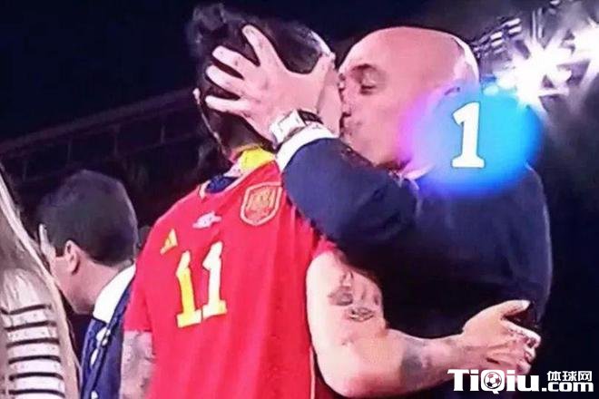 西班牙足协主席强吻女足