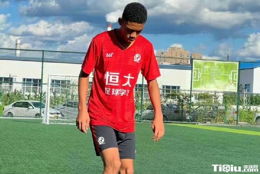 男足少年为何备受争议