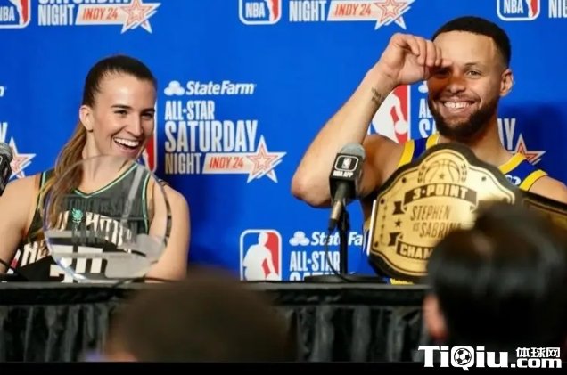 约内斯库晒与库里合照