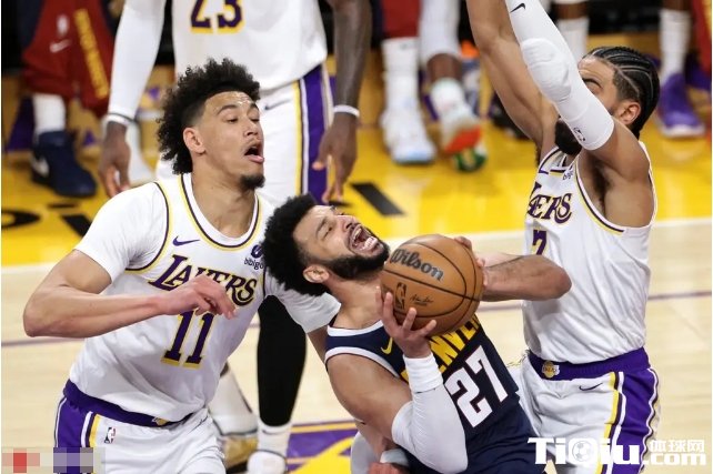 首轮系列赛穆雷表现挣扎