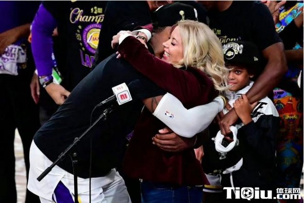 詹姆斯2年1.01亿美元续约